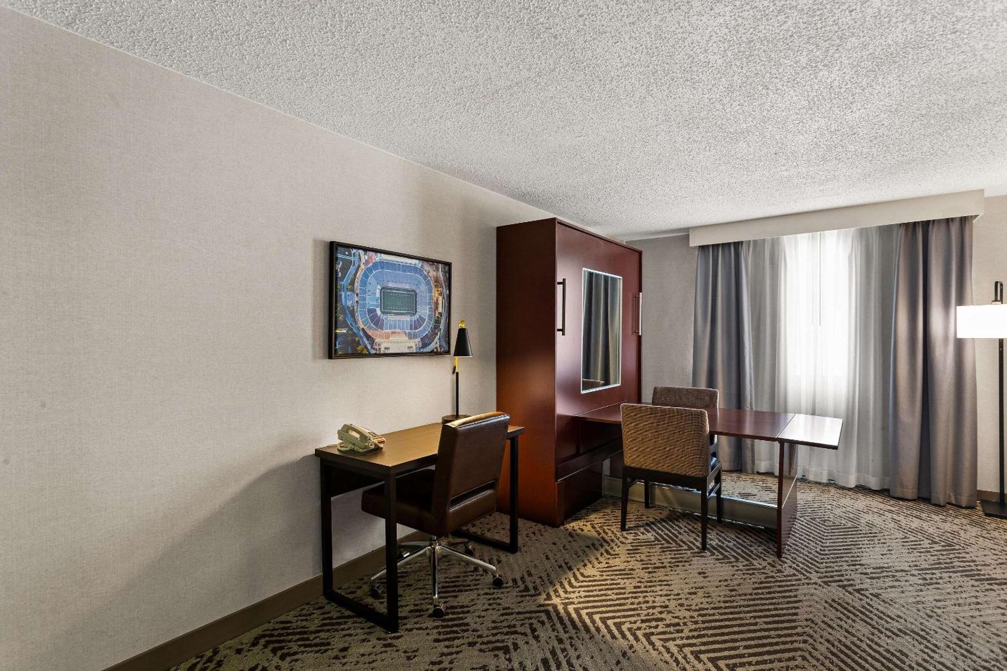 One-Bedroom Queen Suite - Non-Smoking,1625485120:JPEG